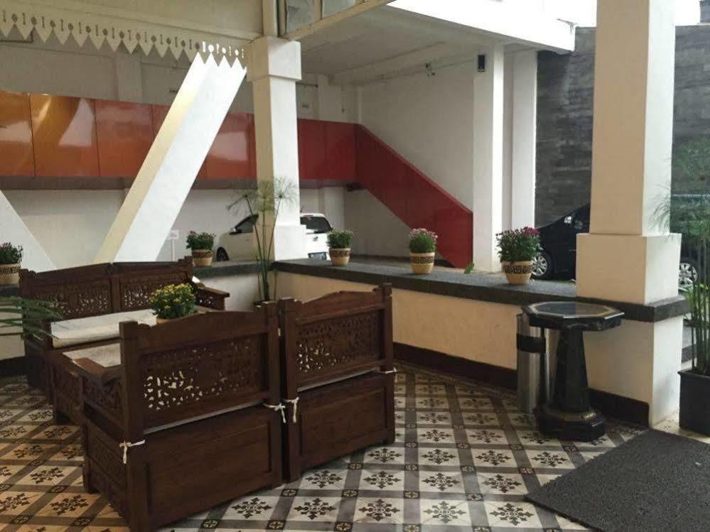 Alimar Hotel Malang Exteriör bild