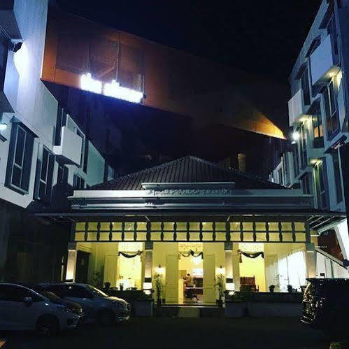 Alimar Hotel Malang Exteriör bild